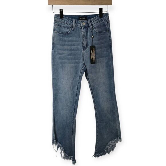 NWT Bebe Women’s 26 Jeans Crop Blue Bowie Chica Wash Distressed Raw Hem Tulip - Picture 1 of 5
